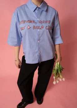 ALIS THEOTIS CROPPED SHORT SLEEVE SHIRT W/ CHEST PRINT